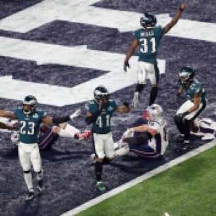 MINNEAPOLIS, MN - FEBRUARY 04: The Philadelphia Eagles celebrate after intercepting an incomplete pass for Rob Gronkowski #87 of the New England Patriots to win Super Bowl LII 41-33 at U.S. Bank Stadium on February 4, 2018 in Minneapolis, Minnesota. (Photo by Christian Petersen/Getty Images)